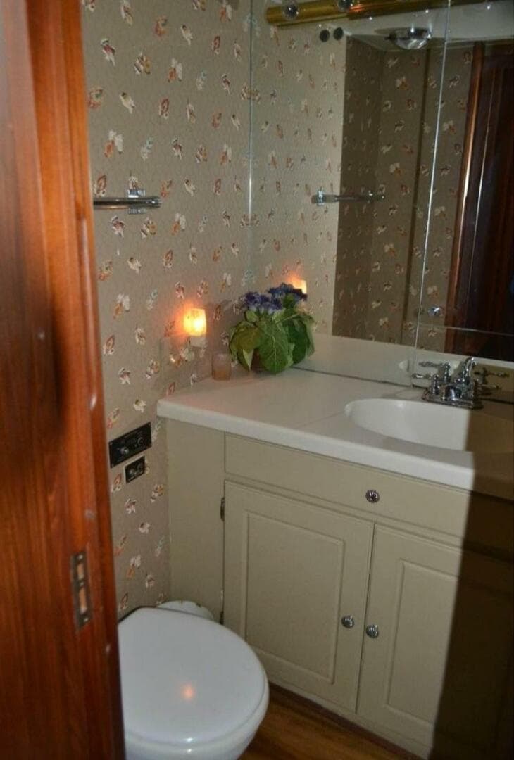 1984 Hatteras 53 Extended Deck — photo 11