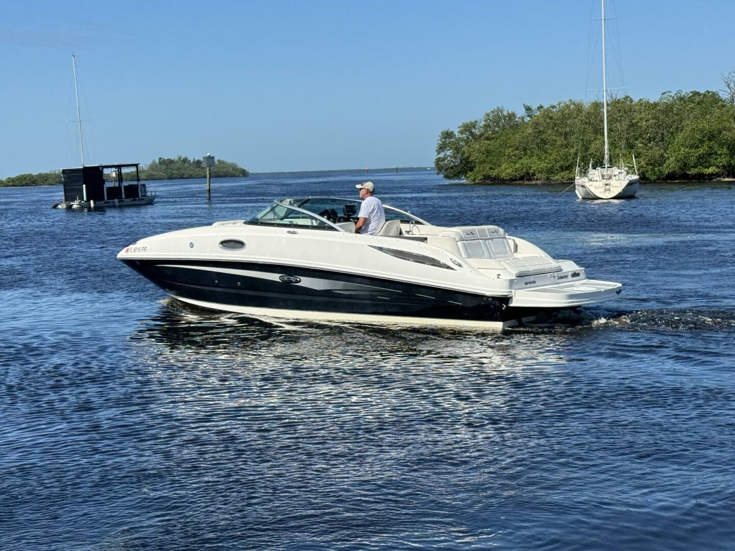 2014 Sea Ray 260 Sundeck — photo 16