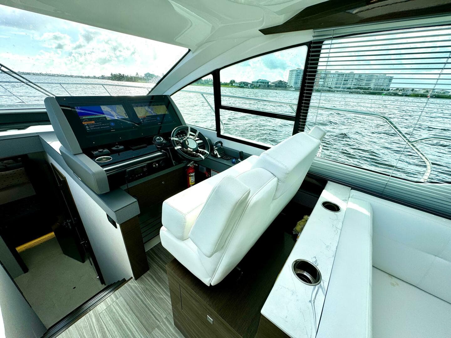 2020 Cruisers Yachts 50 Cantius — photo 16