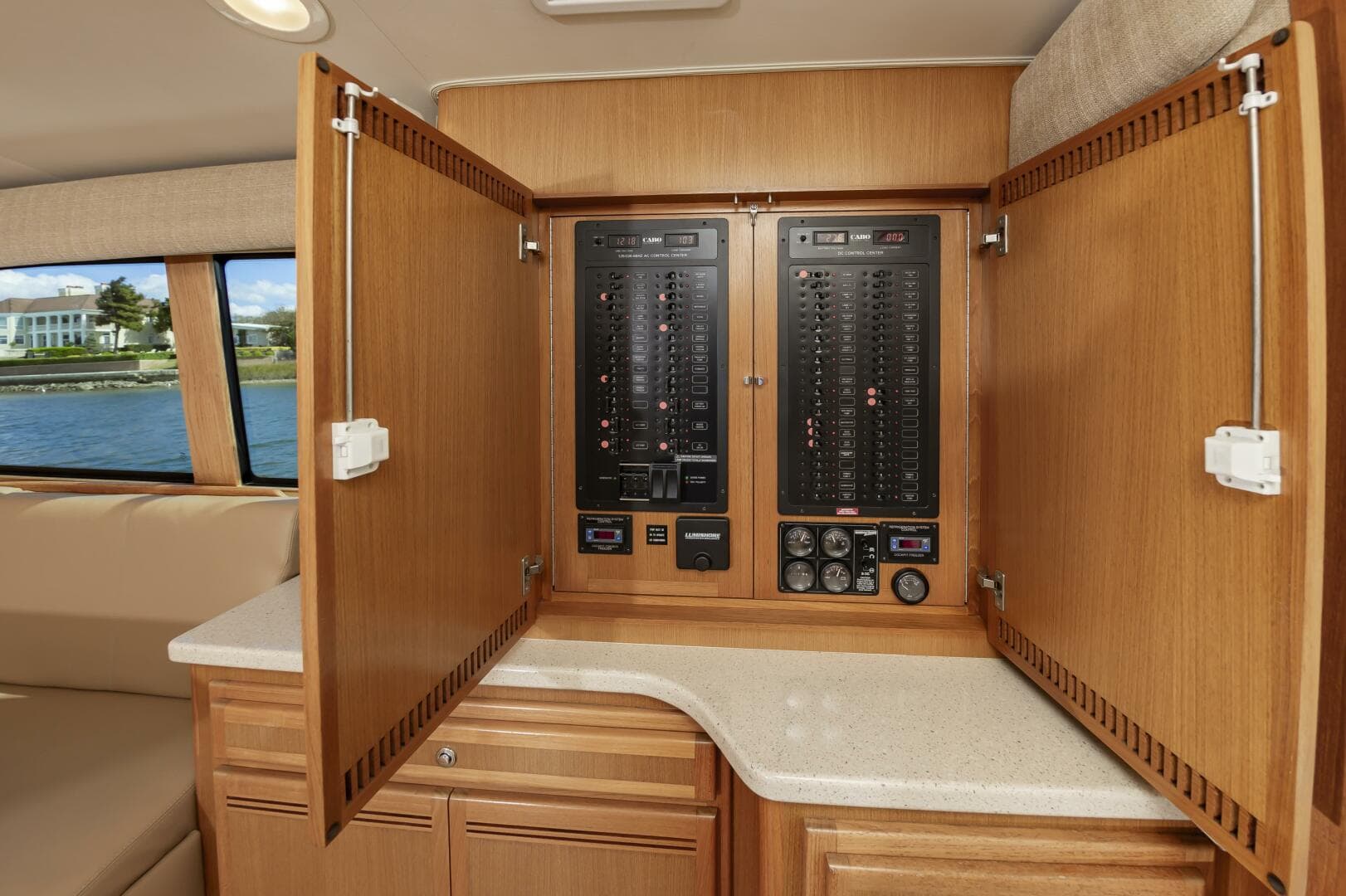 2008 Cabo 43 Convertible — photo 31