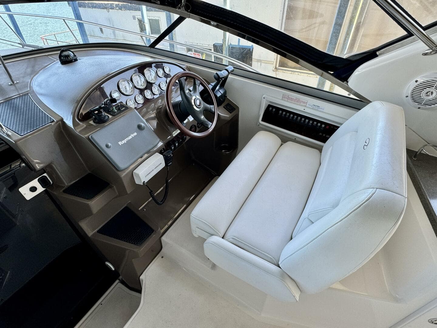 2006 Regal 3360 Window Express — photo 13