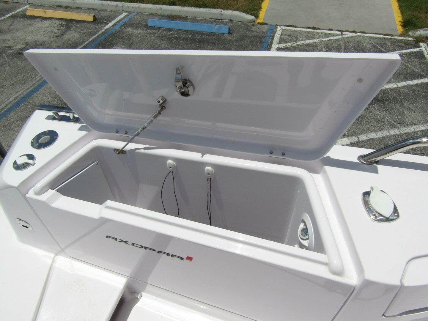 2024 Axopar 37 Sun Top — photo 17