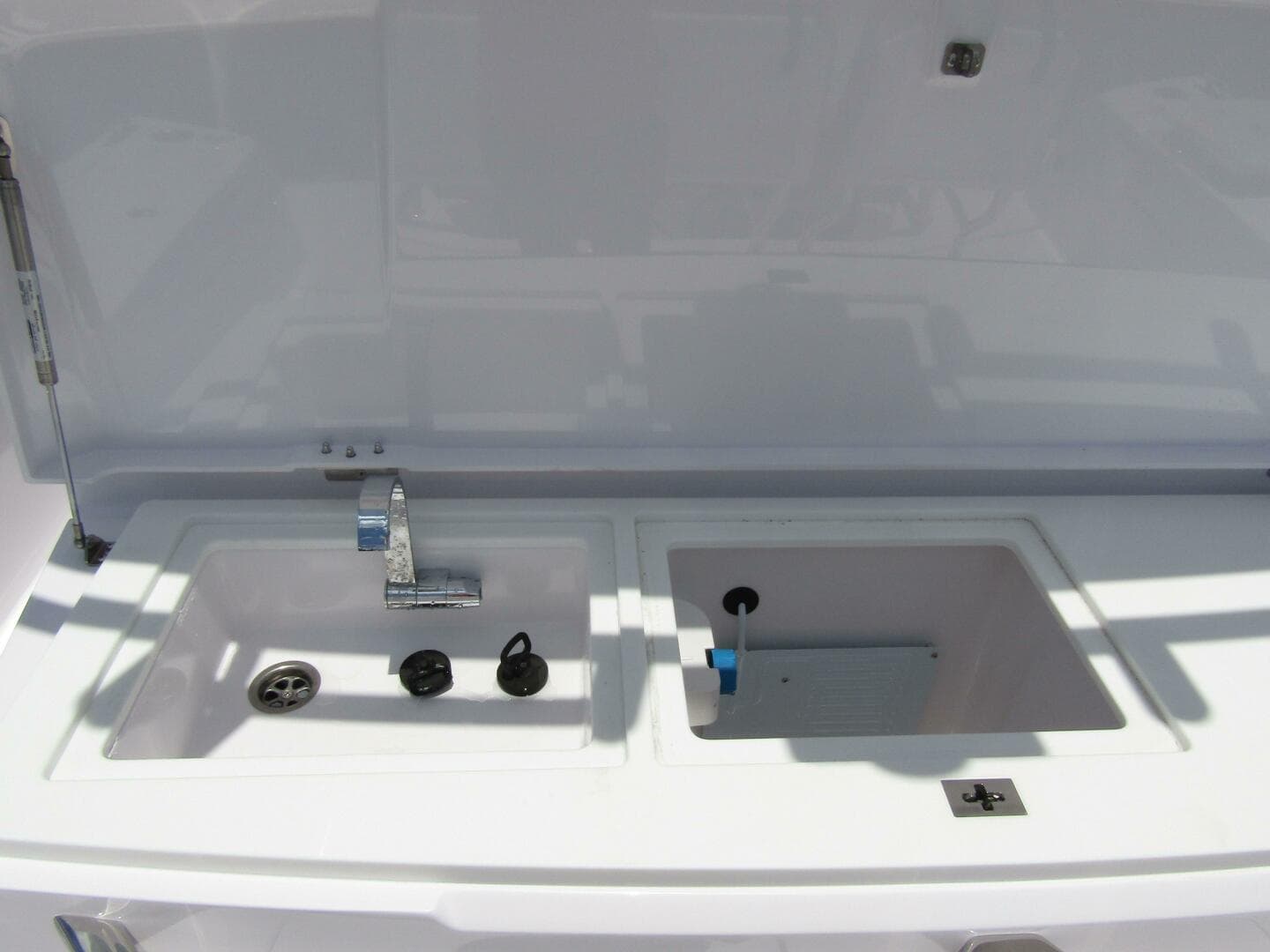 2024 Axopar 37 Sun Top — photo 19