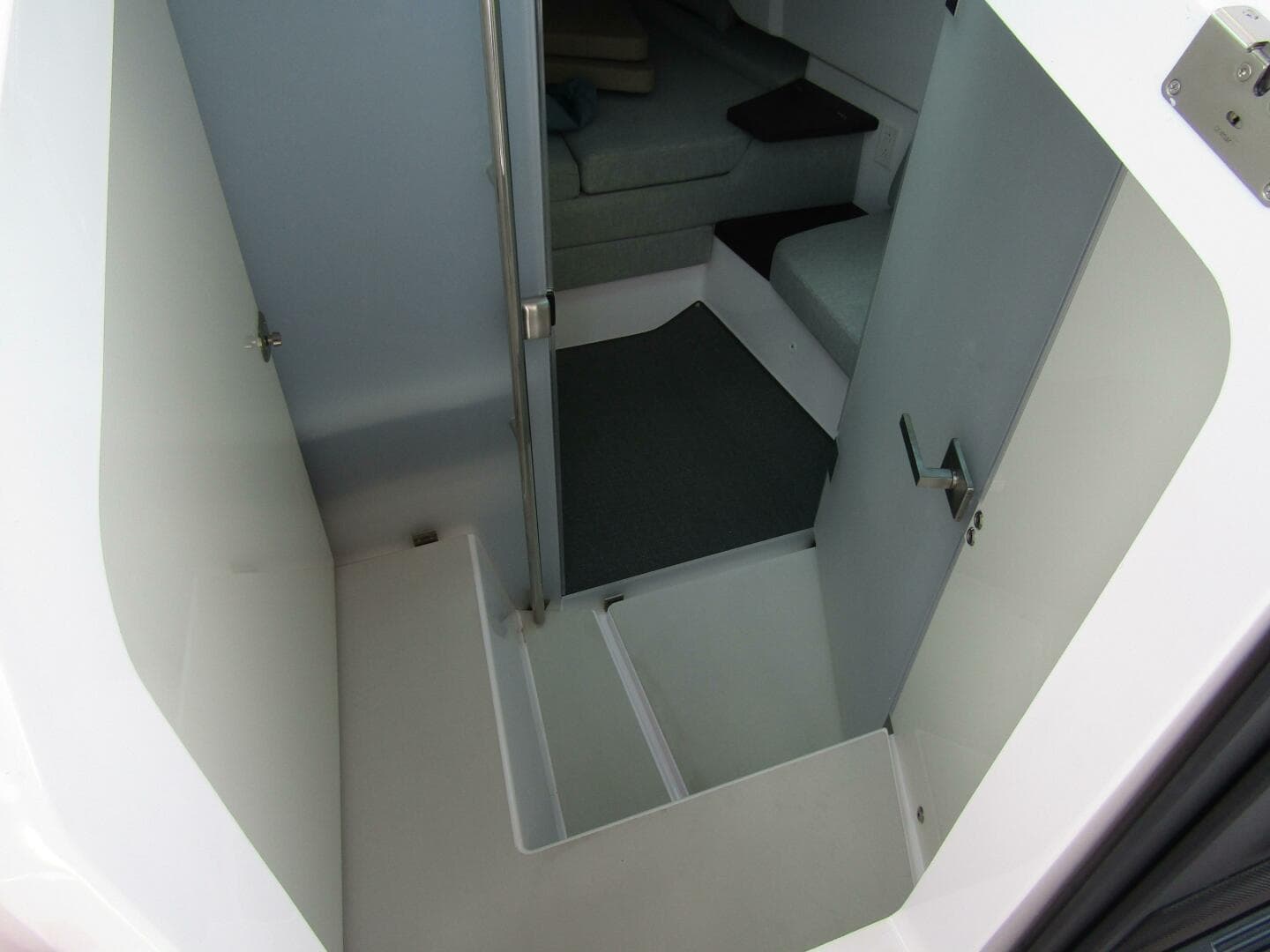 2024 Axopar 37 Sun Top — photo 29