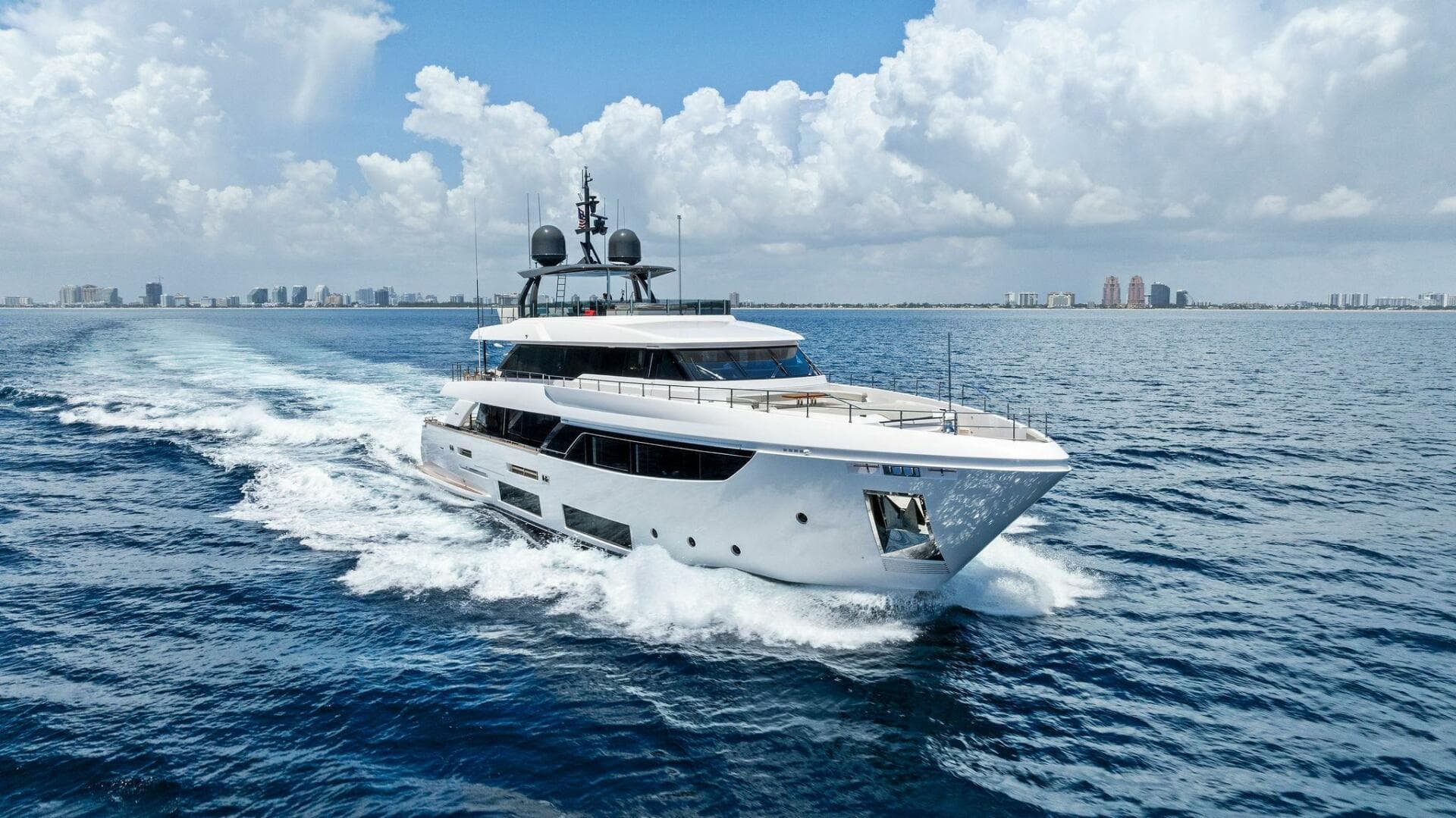 2024 Custom Line 33 Navetta — photo 1