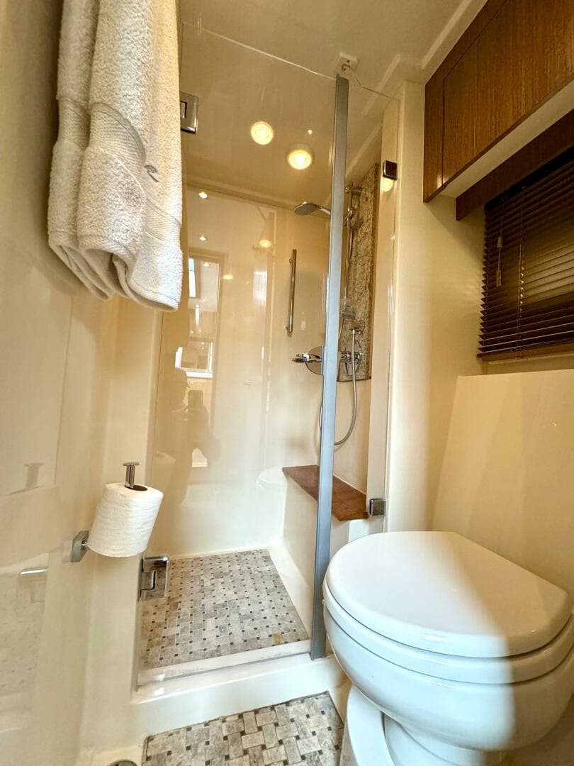 2017 Sea Ray 510 Sundancer — photo 43