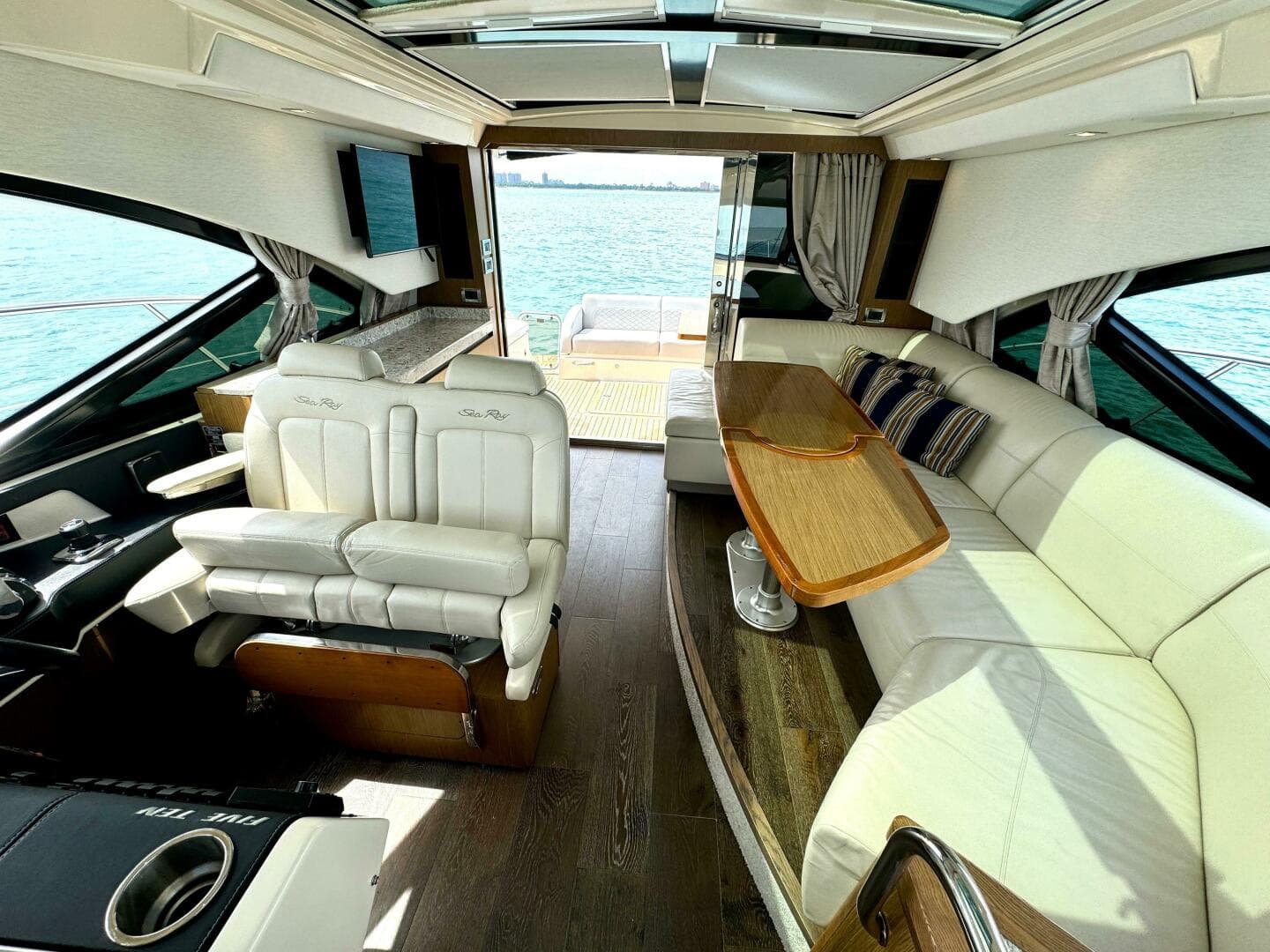 2017 Sea Ray 510 Sundancer — photo 18