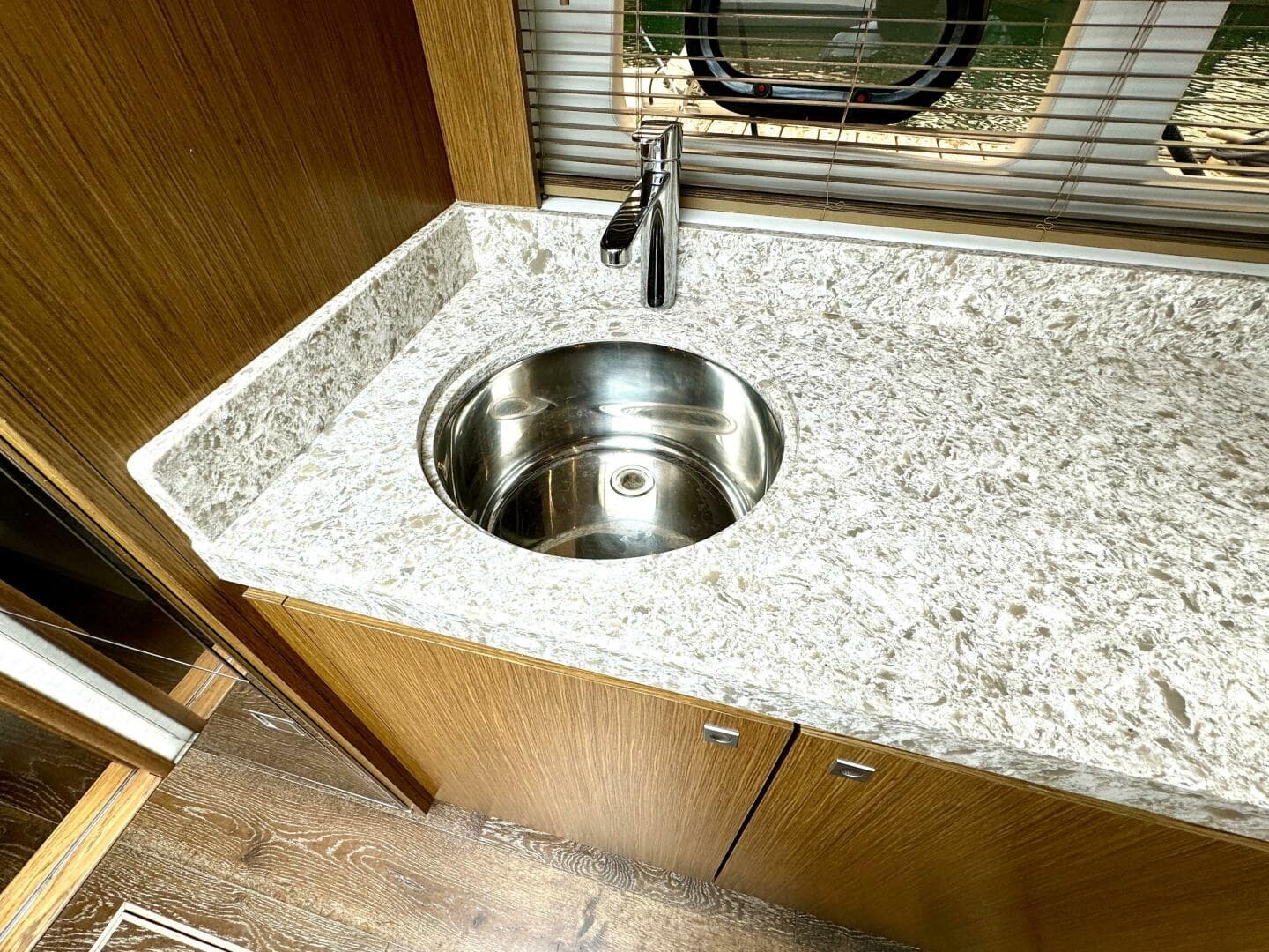 2017 Sea Ray 510 Sundancer — photo 30