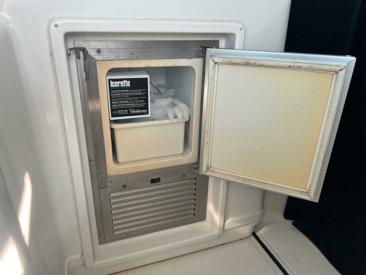 2002 Tiara Yachts 4100 Open — photo 16