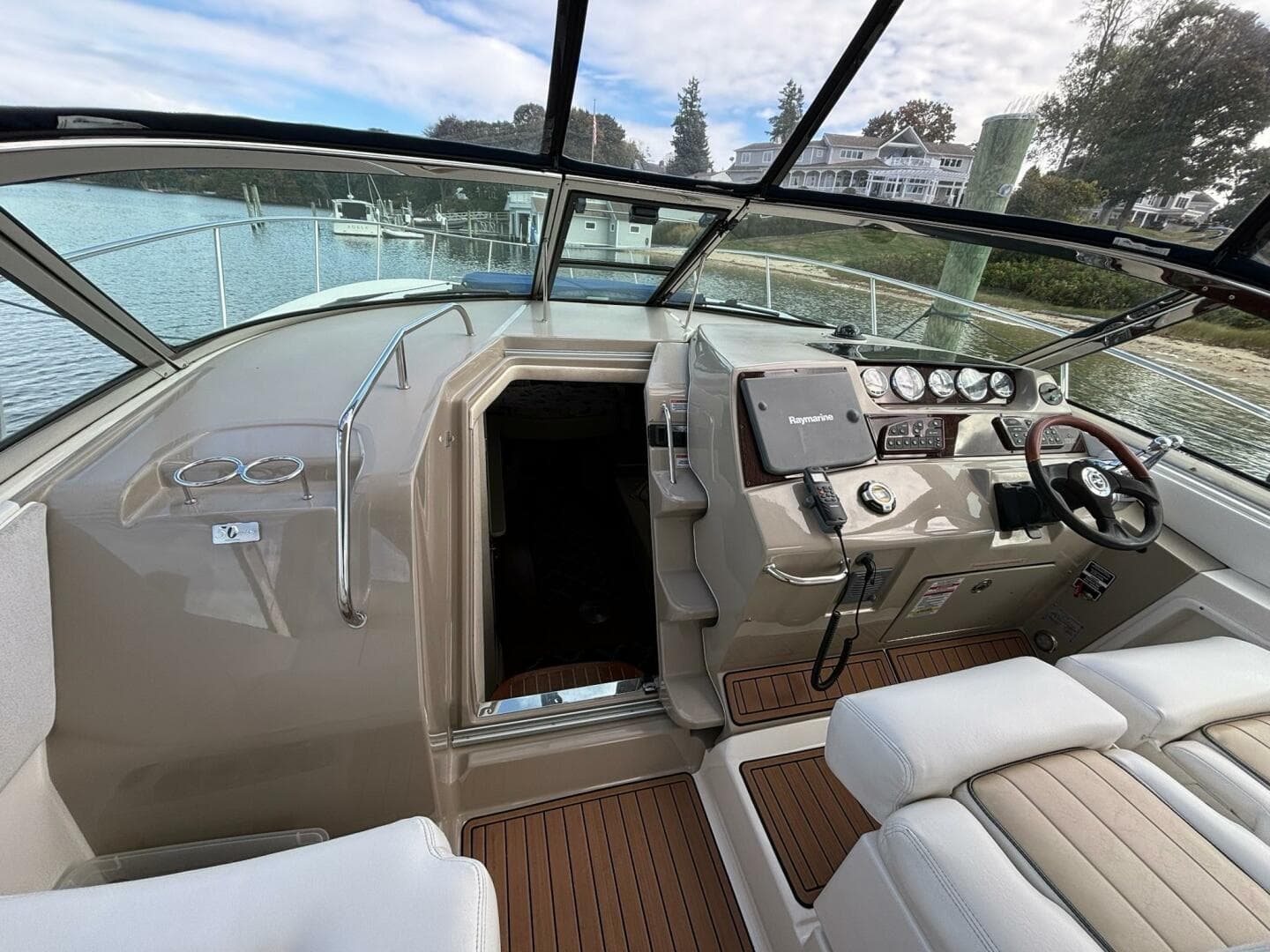 2009 Sea Ray 350 Sundancer — photo 14