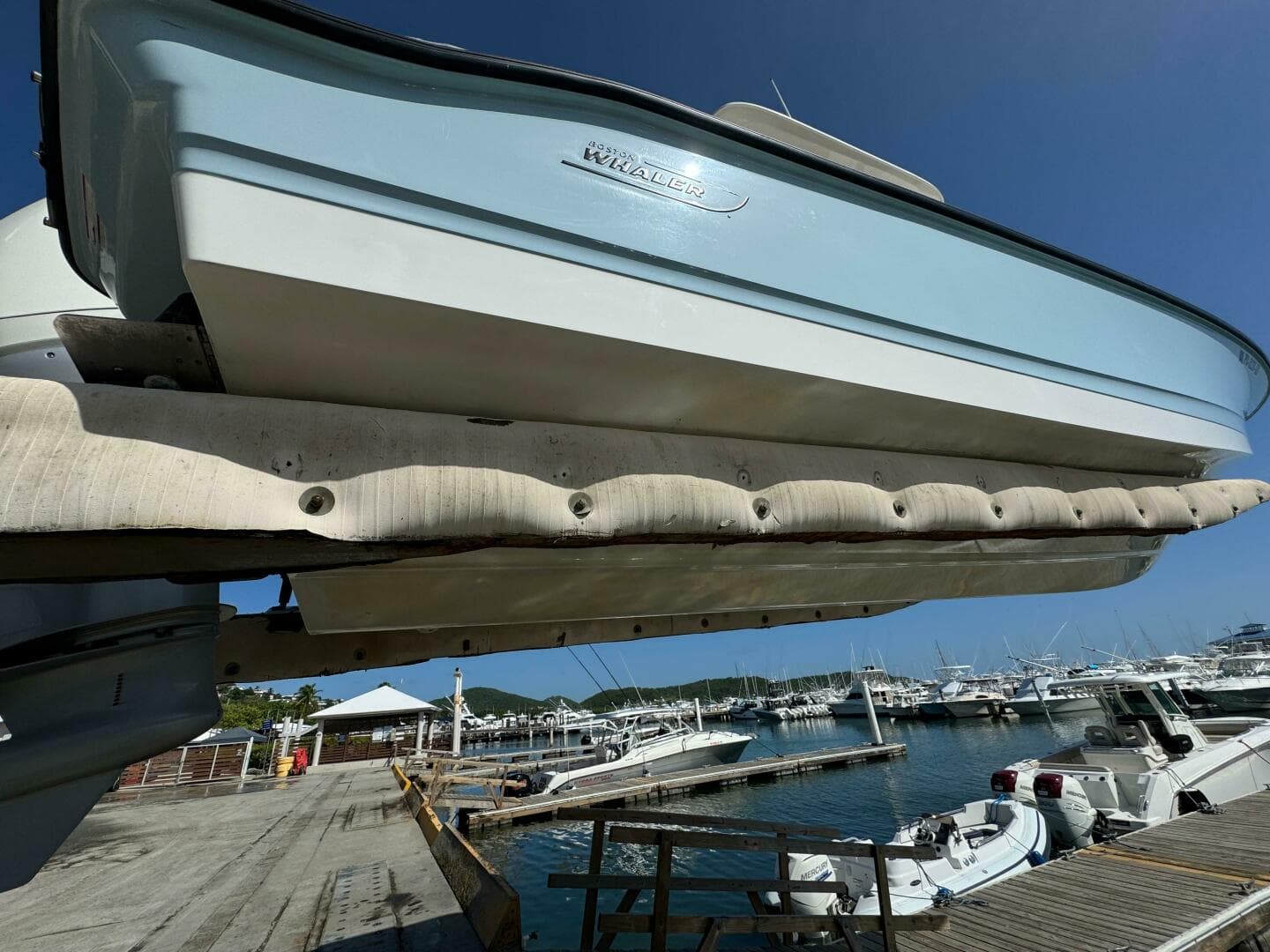 2022 Boston Whaler 250 Dauntless — photo 2