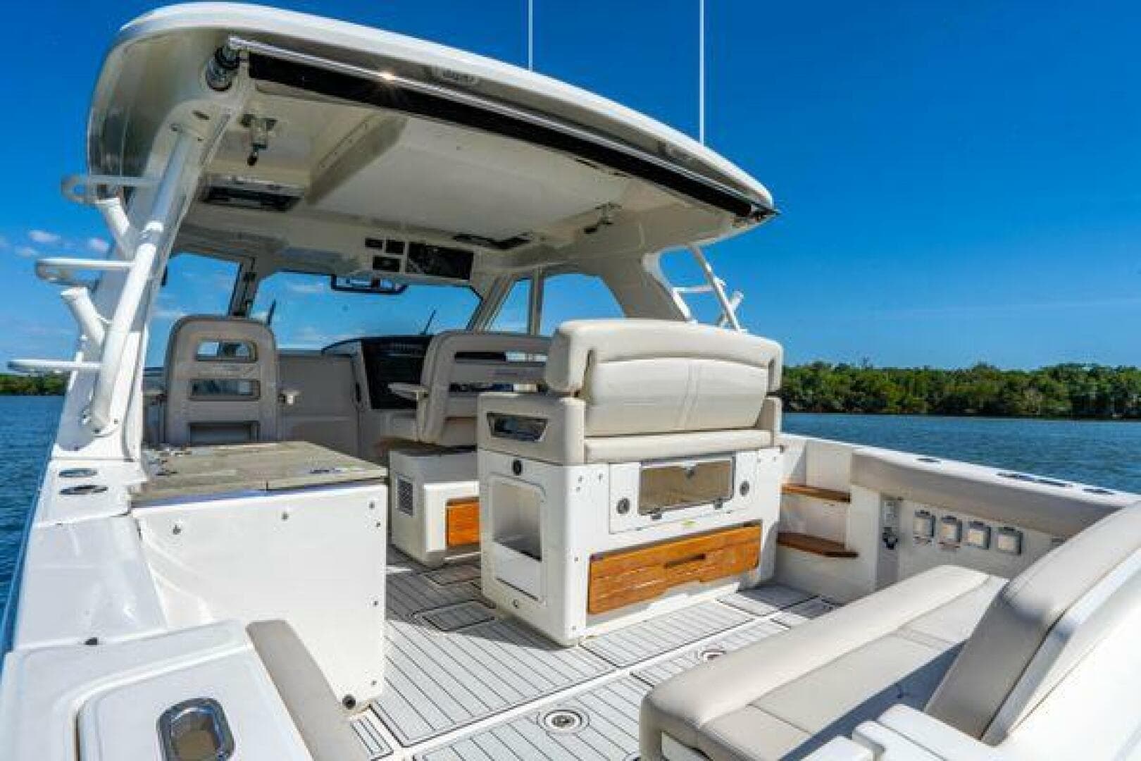 2020 Boston Whaler 380 Realm — photo 12