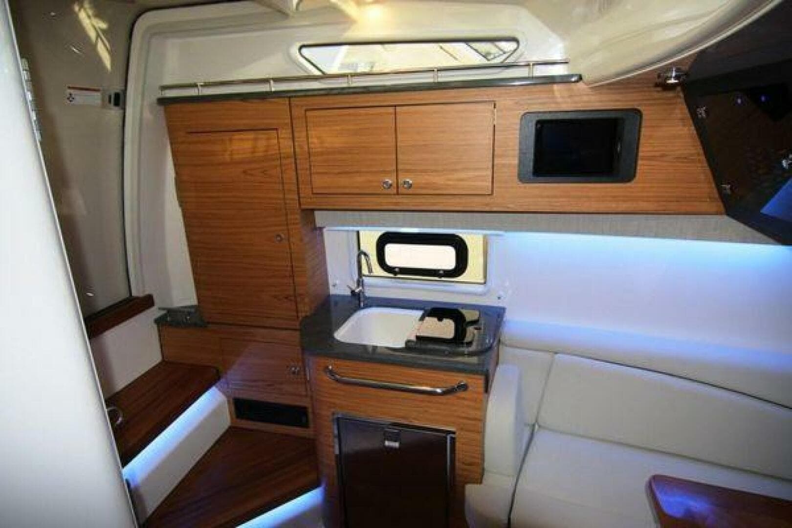 2020 Boston Whaler 380 Realm — photo 16