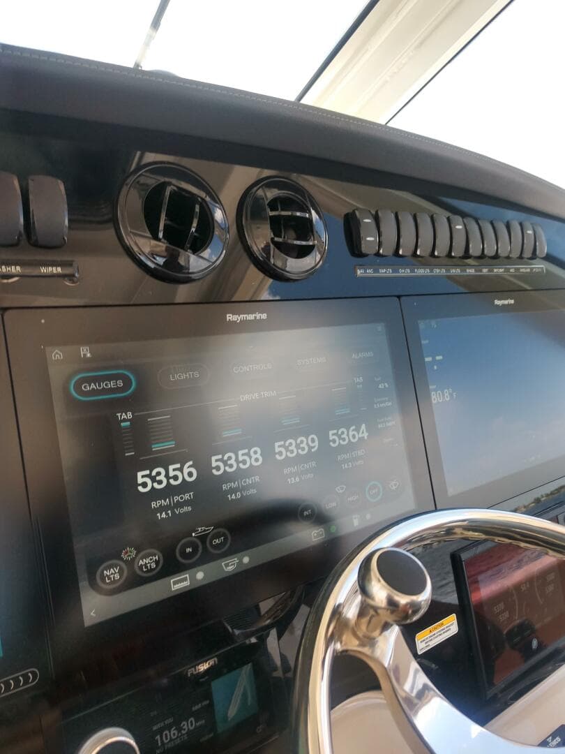 2020 Boston Whaler 380 Realm — photo 7