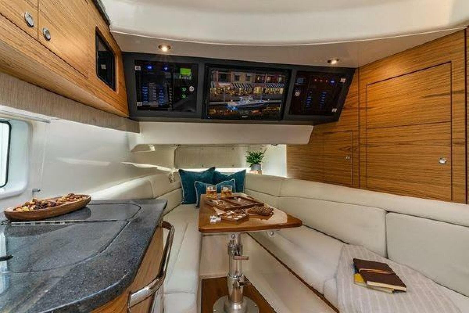 2020 Boston Whaler 380 Realm — photo 17