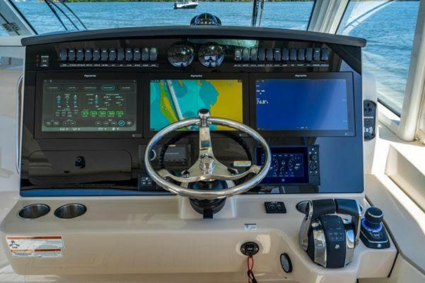 2020 Boston Whaler 380 Realm — photo 13