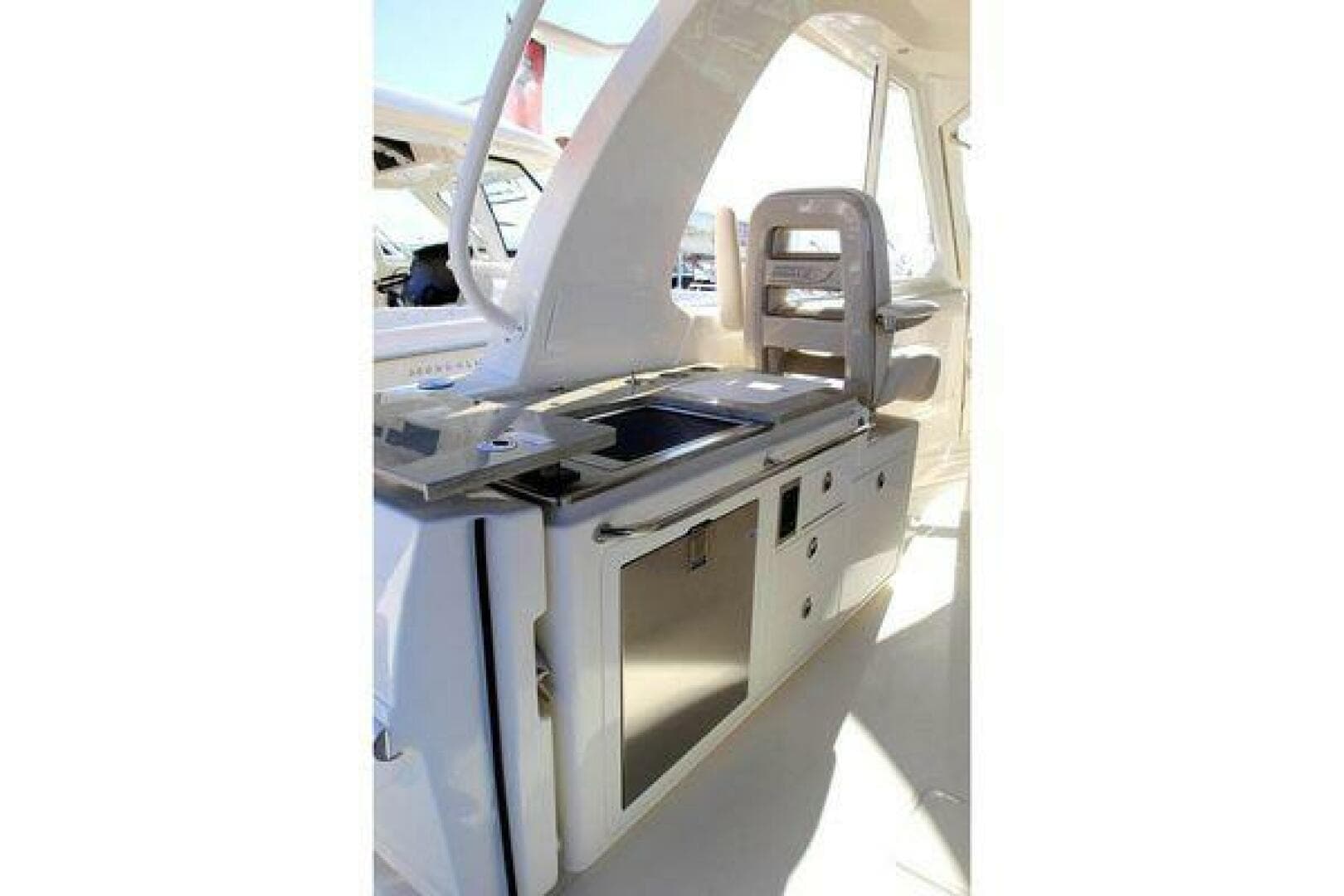 2020 Boston Whaler 380 Realm — photo 15