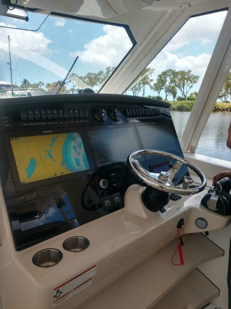 2020 Boston Whaler 380 Realm — photo 14
