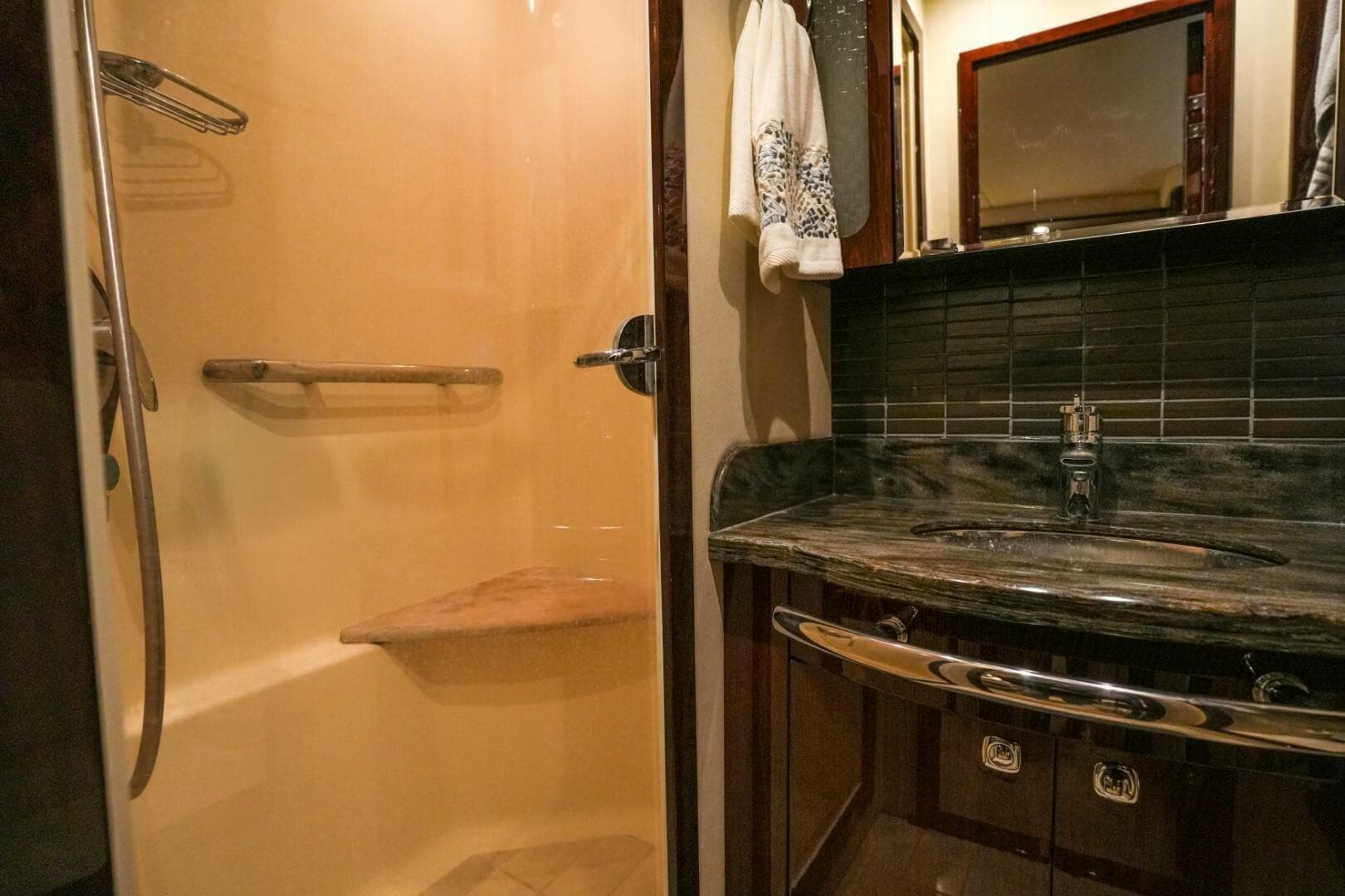 2013 Sea Ray 610 Sundancer — photo 35