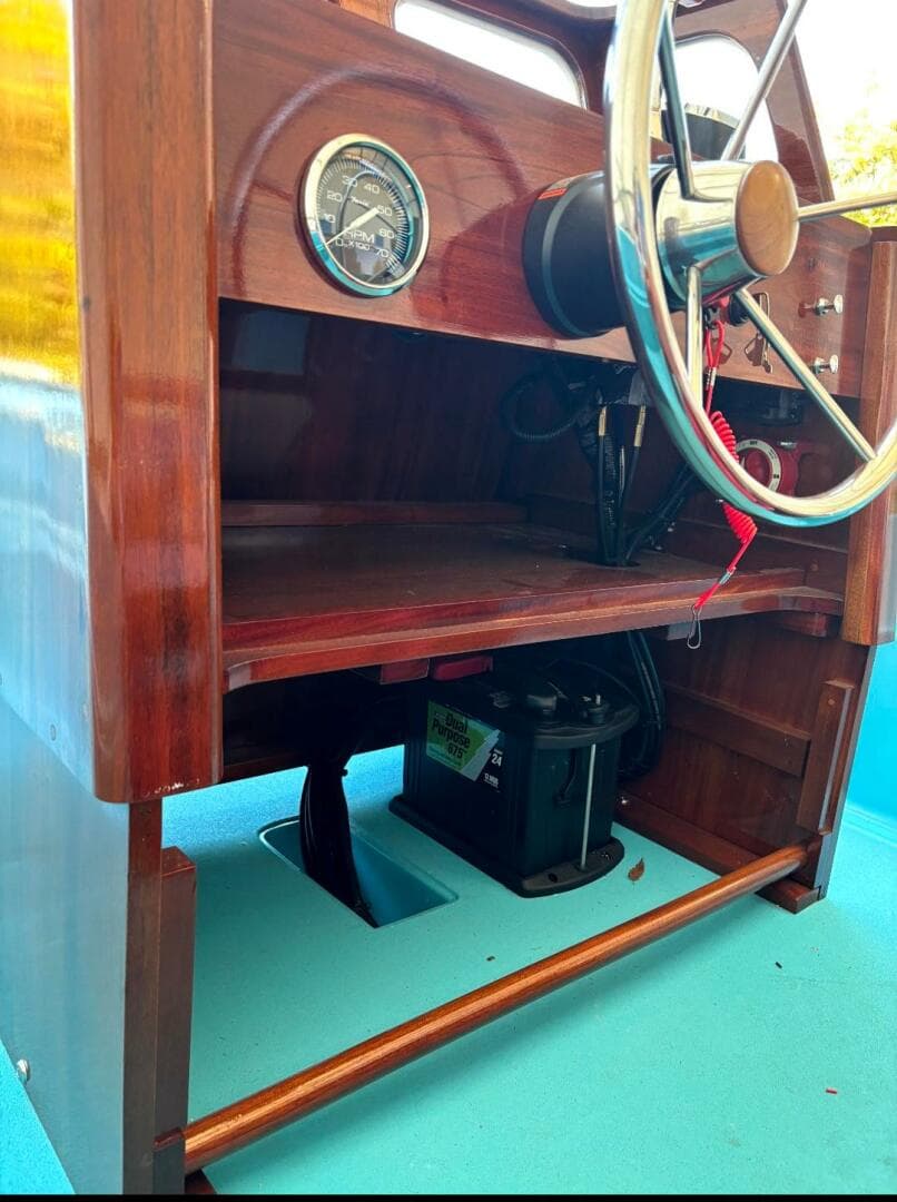 2017 Boston Whaler — photo 8