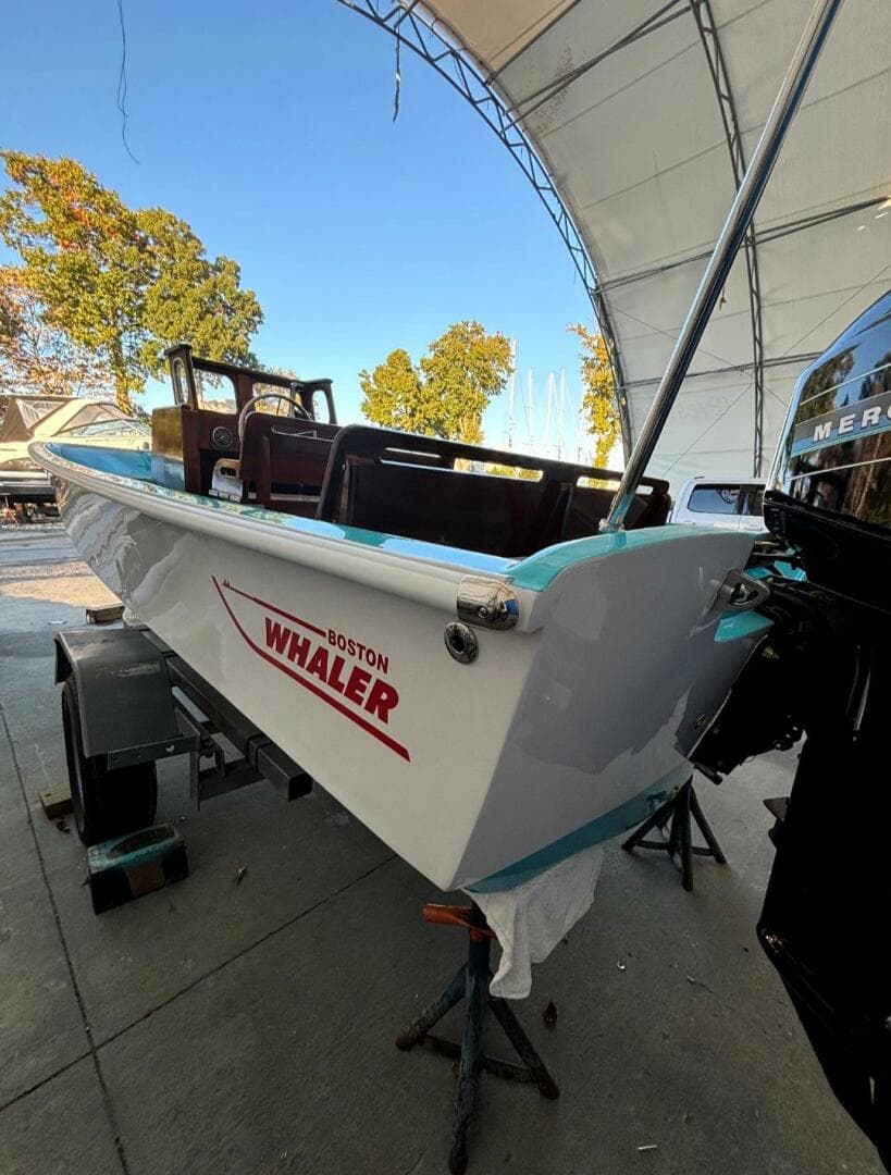 2017 Boston Whaler — photo 7