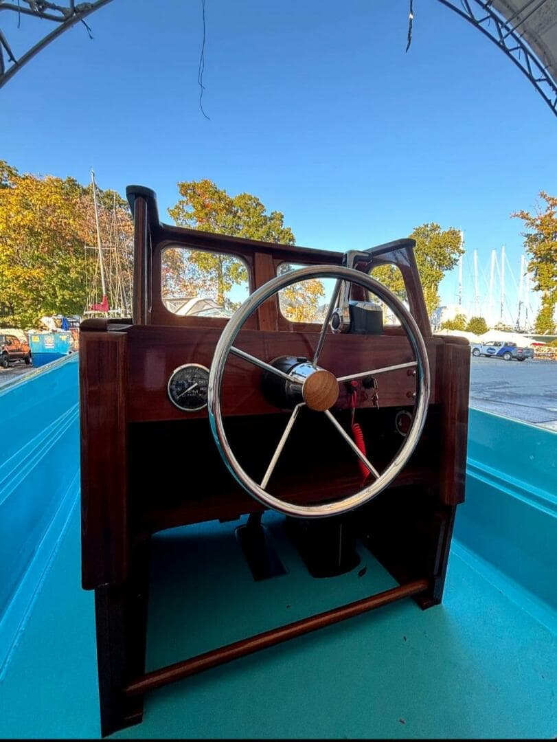 2017 Boston Whaler — photo 10