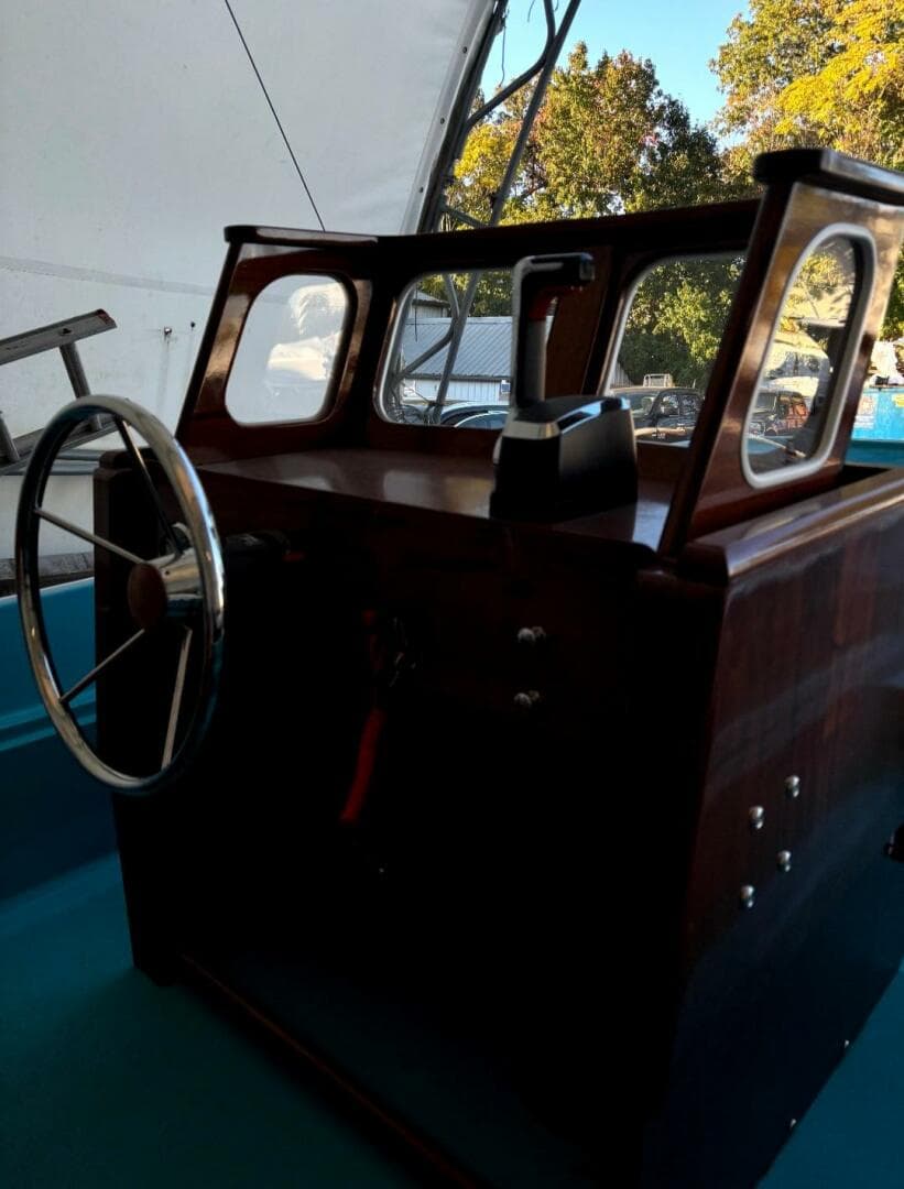 2017 Boston Whaler — photo 4