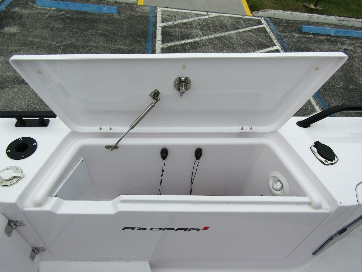 2024 Axopar 37 Sun Top — photo 34