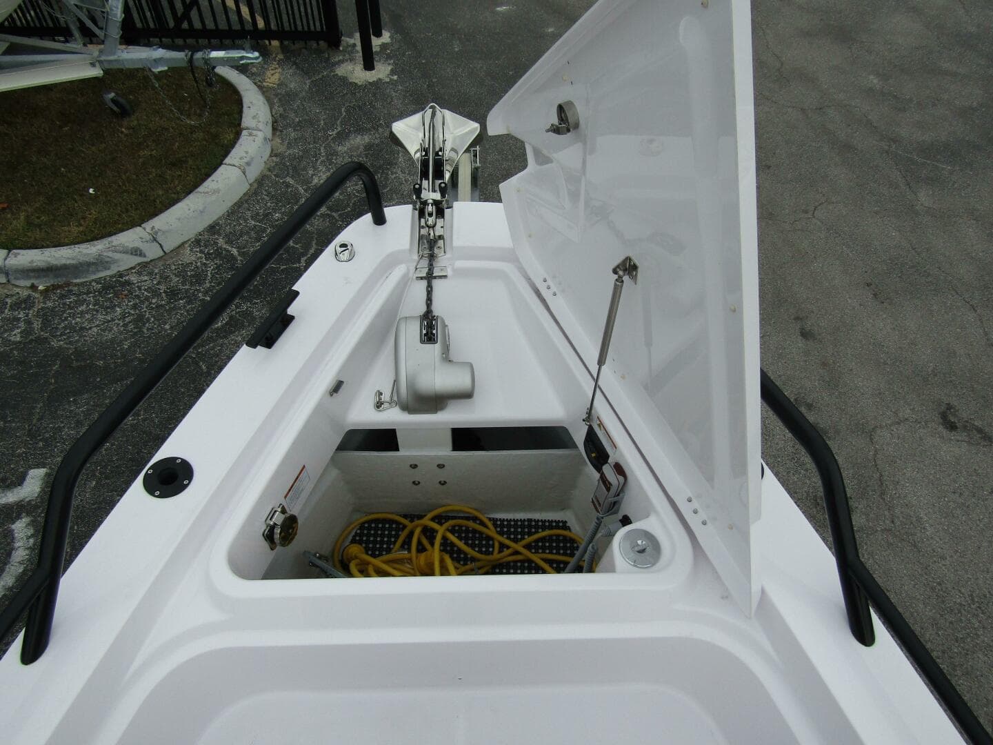 2024 Axopar 37 Sun Top — photo 12