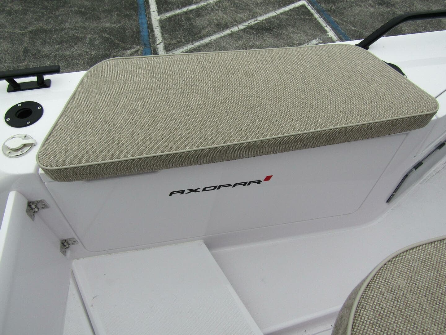 2024 Axopar 37 Sun Top — photo 33