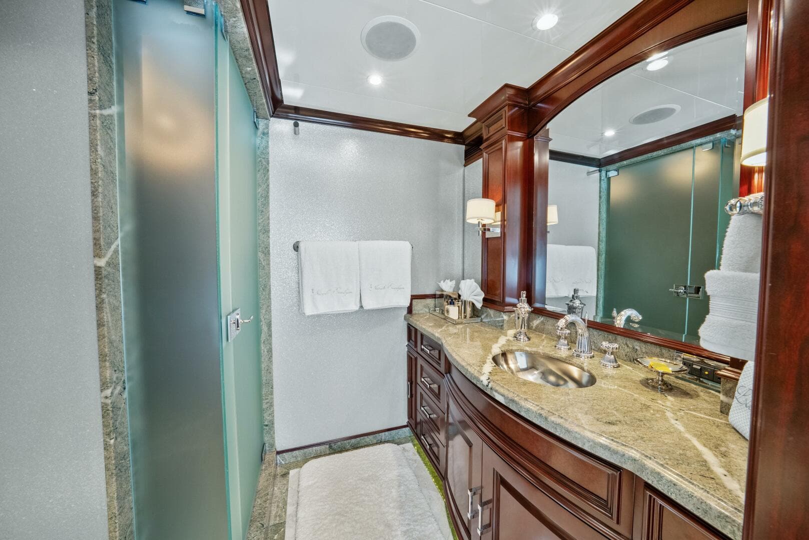 2005 Trinity Yachts Tri-Deck — photo 16