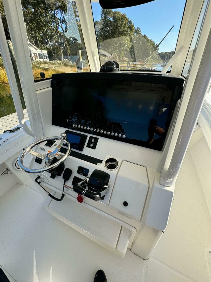 2020 Regulator 31 FS With Mezz — photo 10