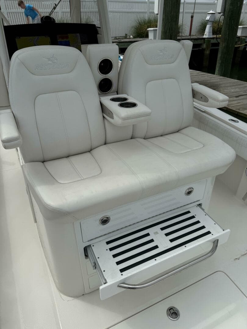 2020 Regulator 31 FS With Mezz — photo 4