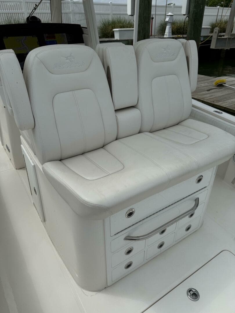 2020 Regulator 31 FS With Mezz — photo 5