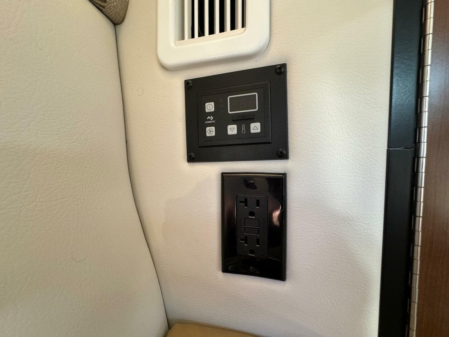 2020 Crownline 264 Cr — photo 139