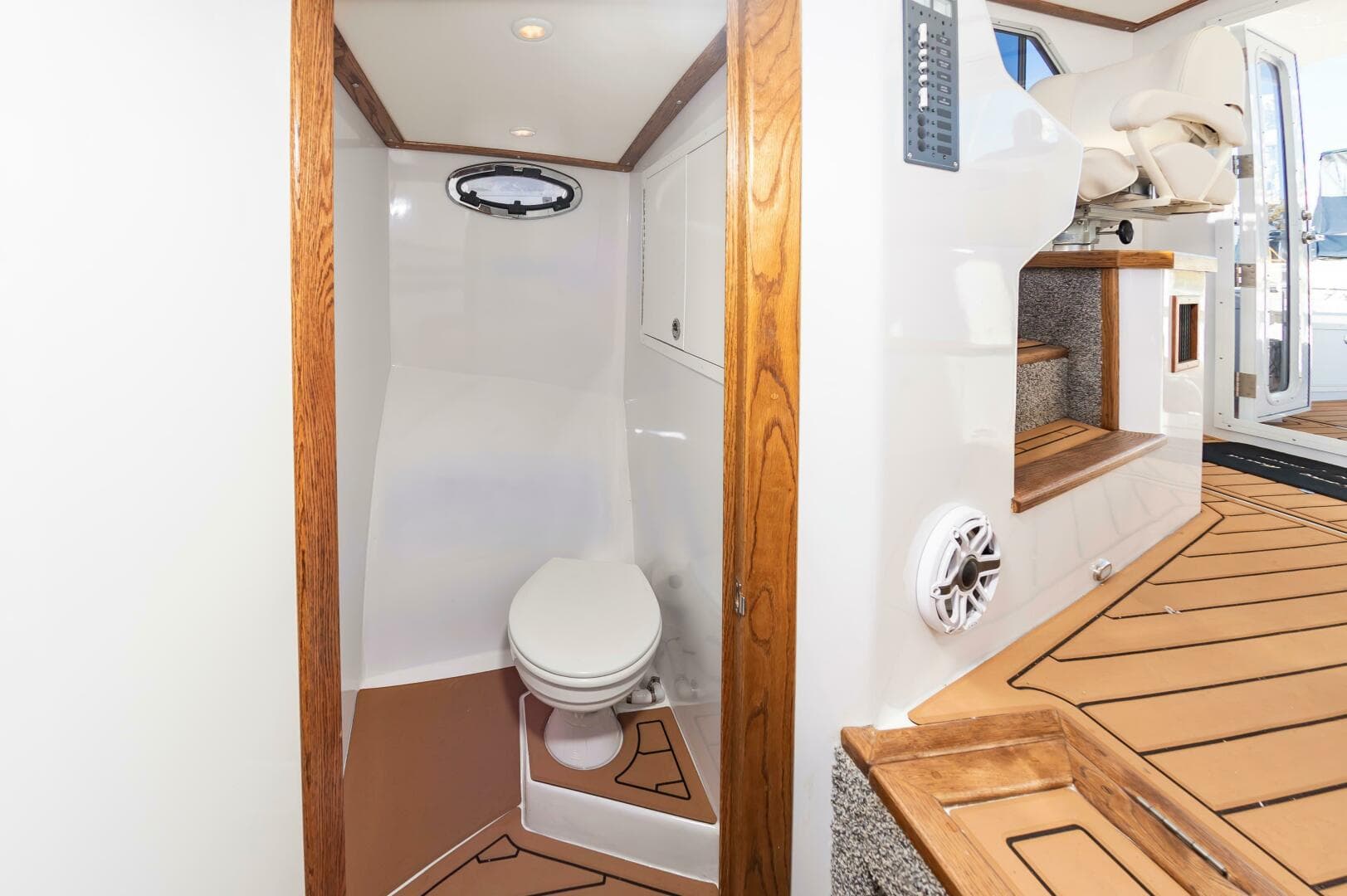 2024 Custom Chesapeake Bay Built Custom 33 — photo 45