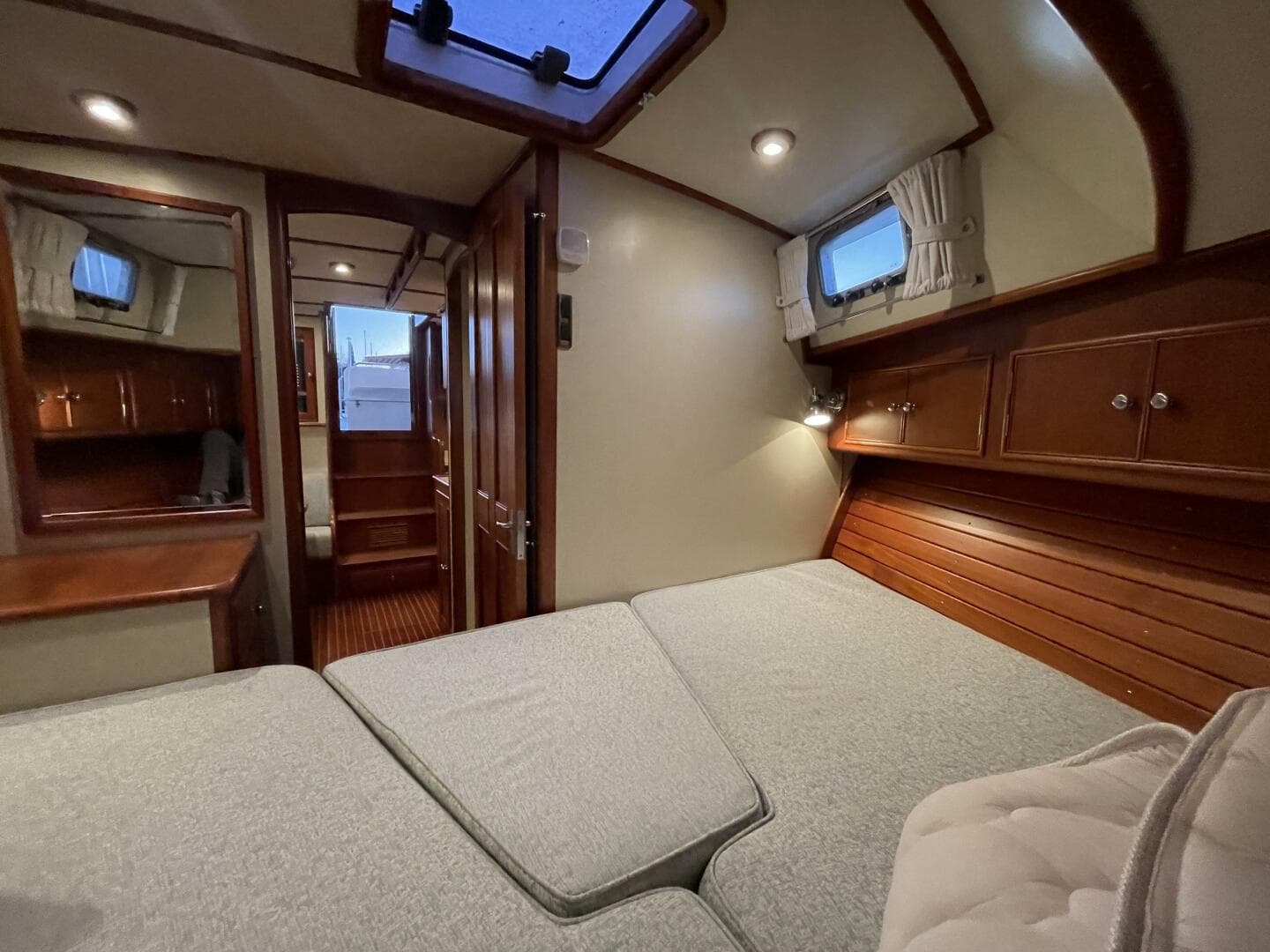 2001 Grand Banks Eastbay 38 HX — photo 44