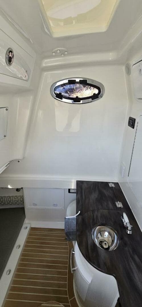 2021 Regulator 34 Center Console — photo 12