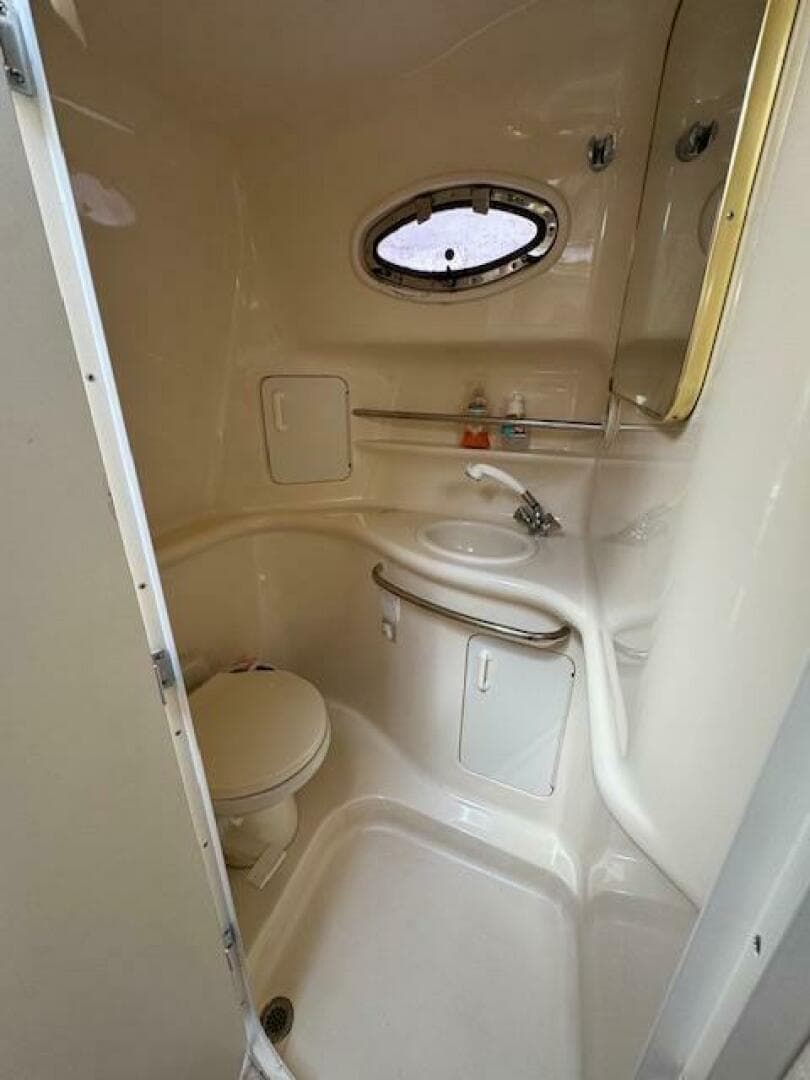 1999 Sea Ray 330 Sundancer — photo 12