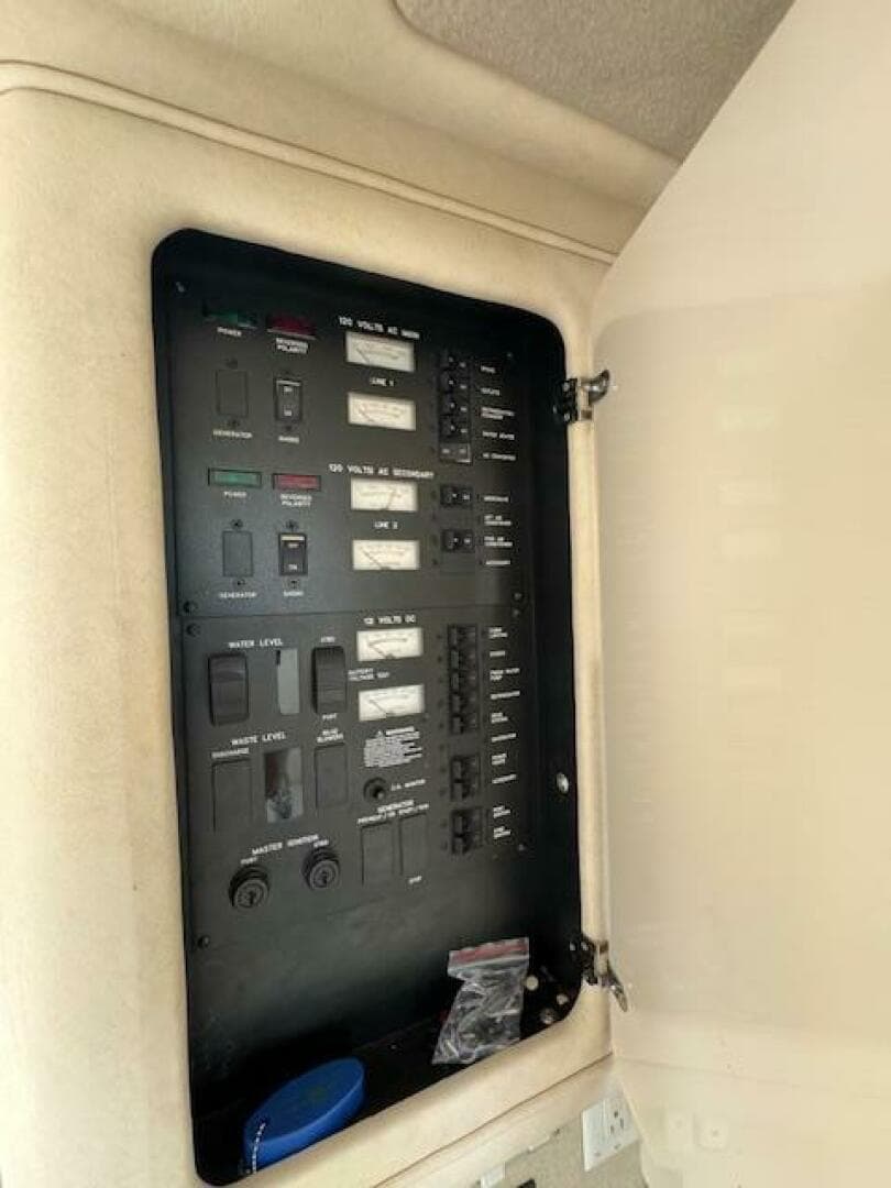 1999 Sea Ray 330 Sundancer — photo 13