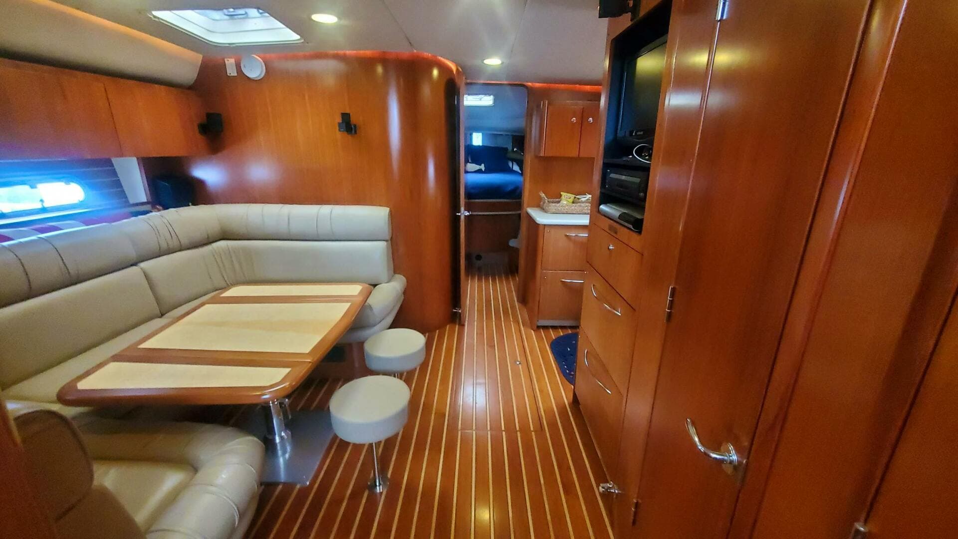 2001 Tiara — photo 10