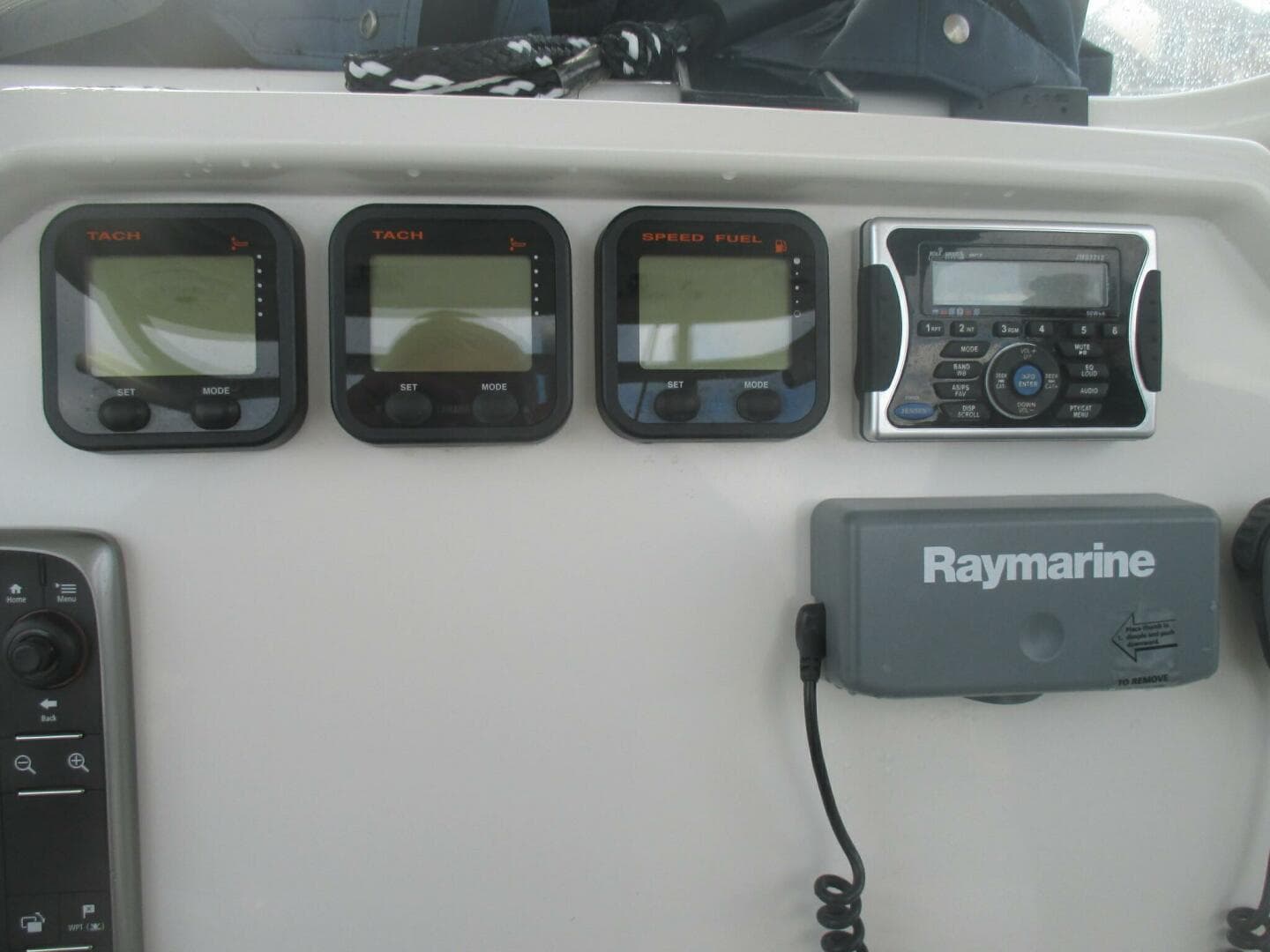 2013 Sailfish 270 CC — photo 8