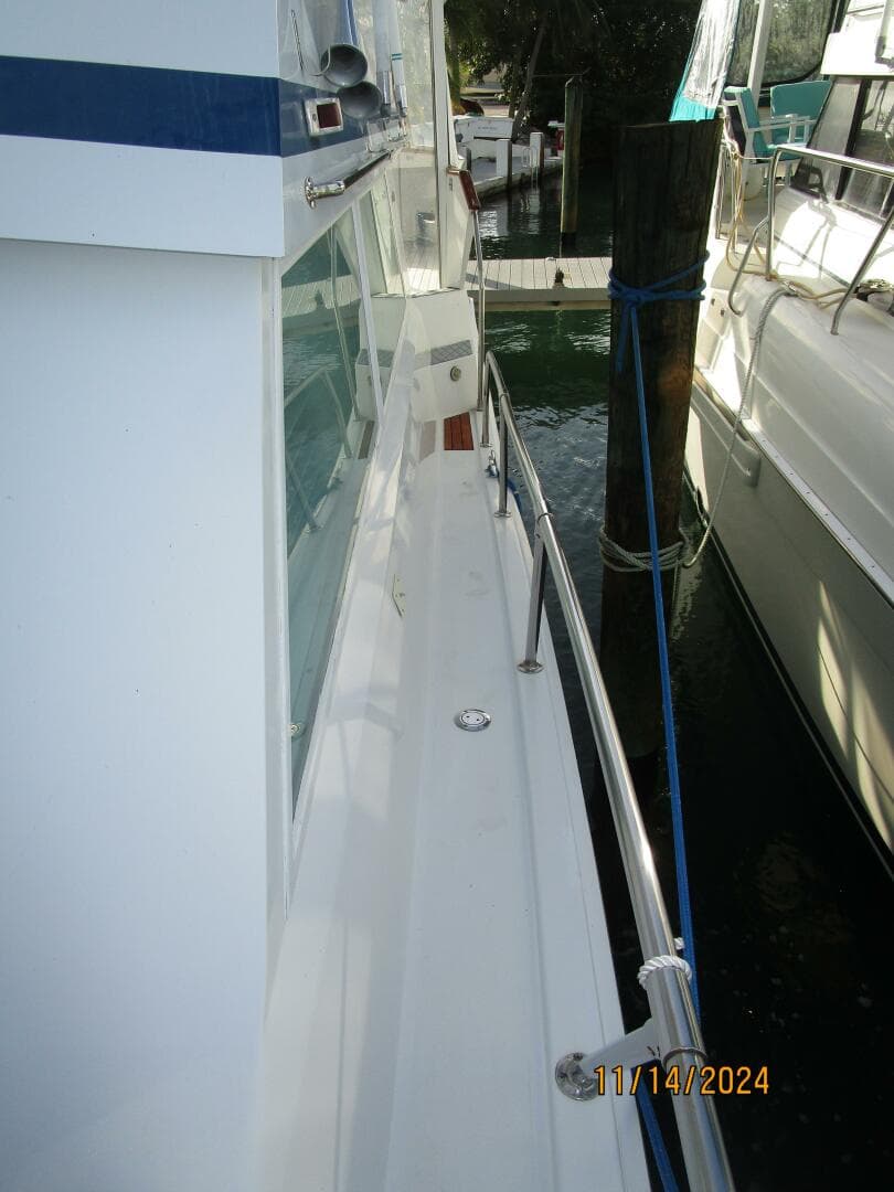 1988 Viking 44 Sundeck — photo 12