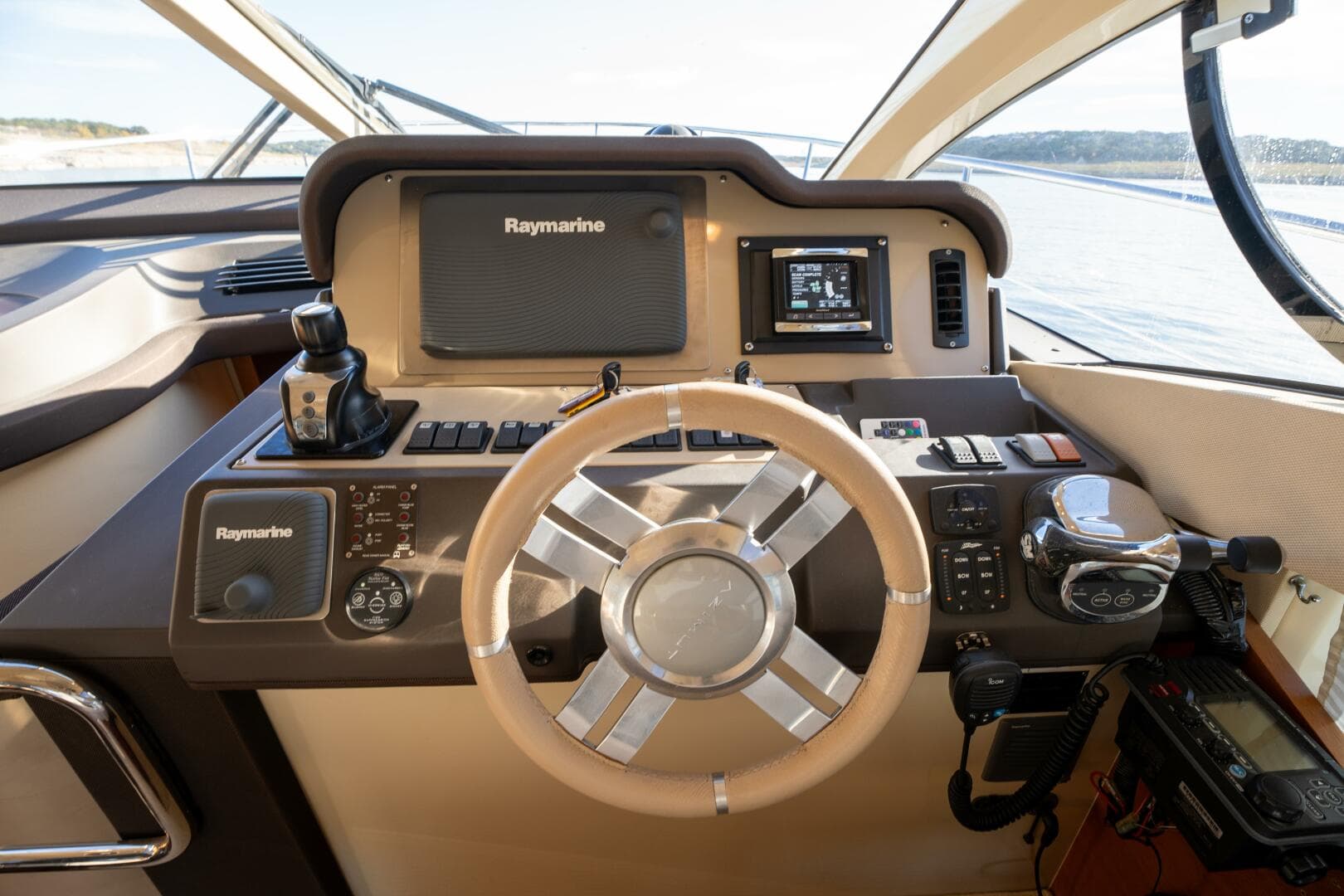 2013 Azimut 40 Flybridge — photo 29