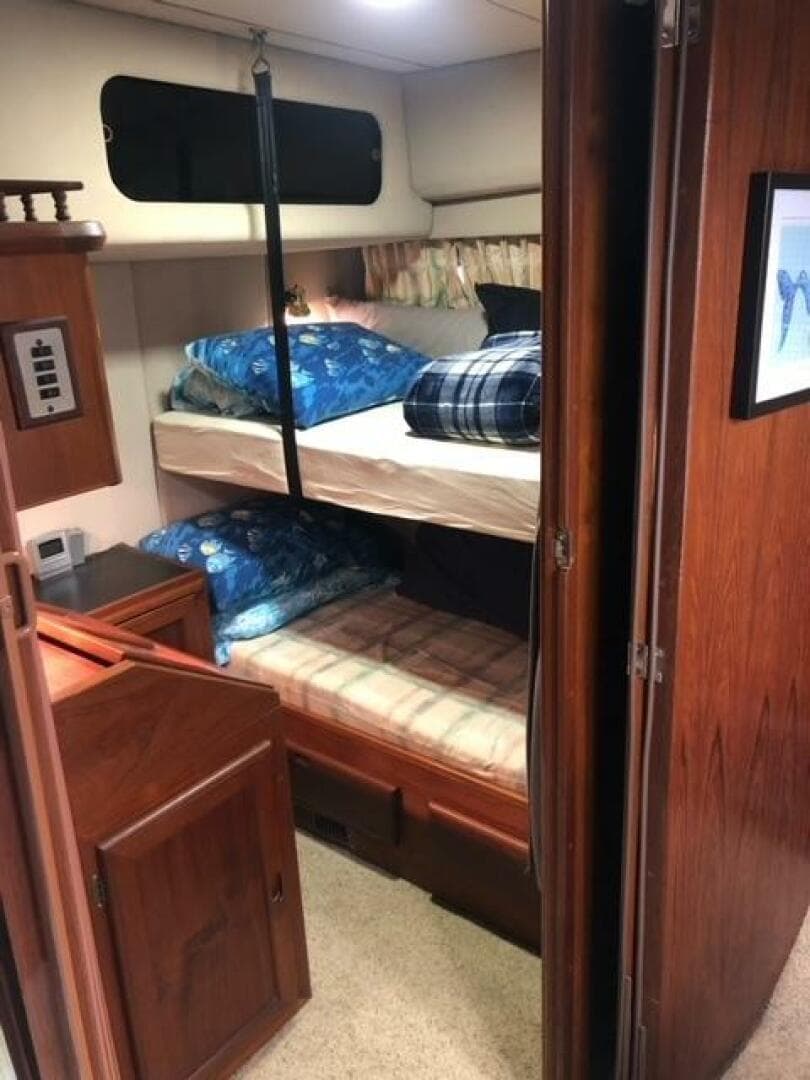 1985 Bayliner 4550 — photo 30