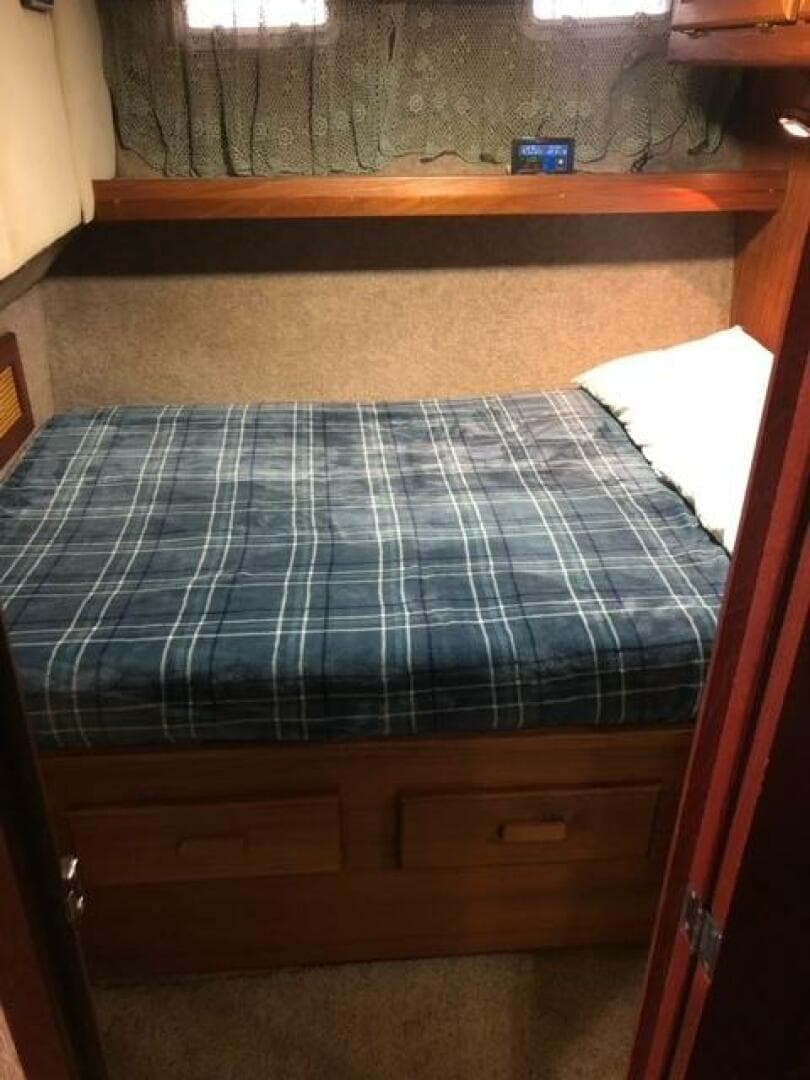 1985 Bayliner 4550 — photo 36