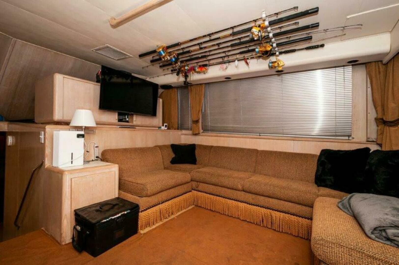 1991 Hatteras 45 Convertible — photo 5