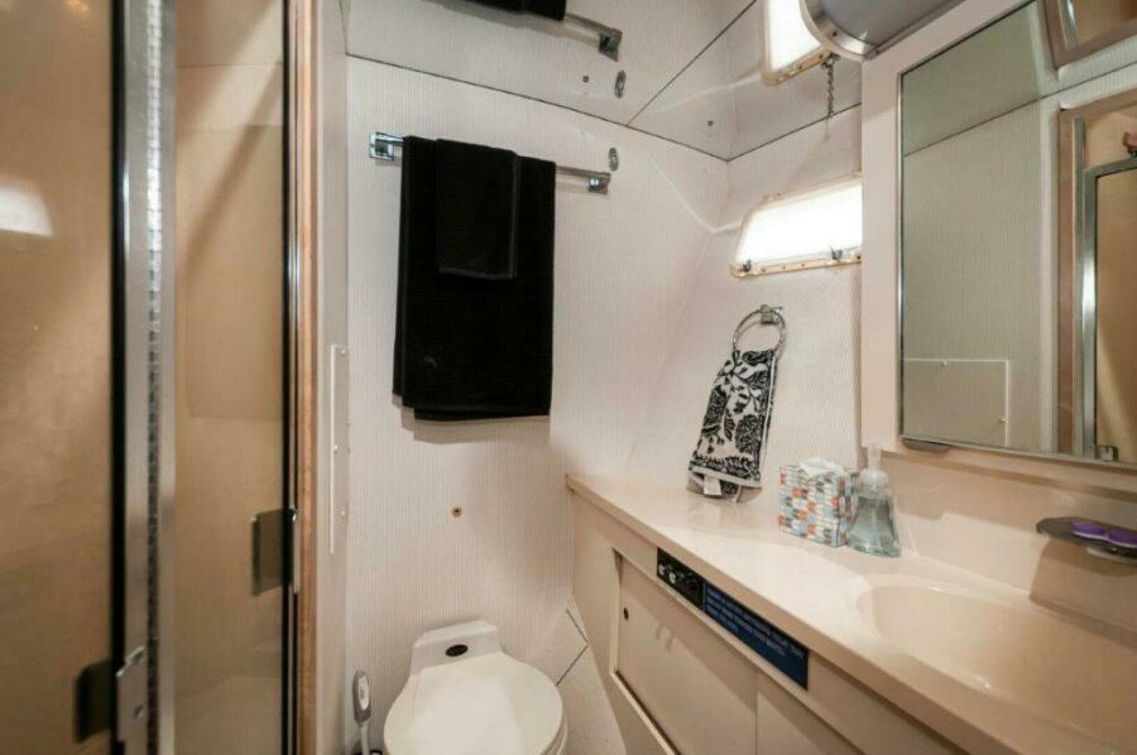 1991 Hatteras 45 Convertible — photo 8