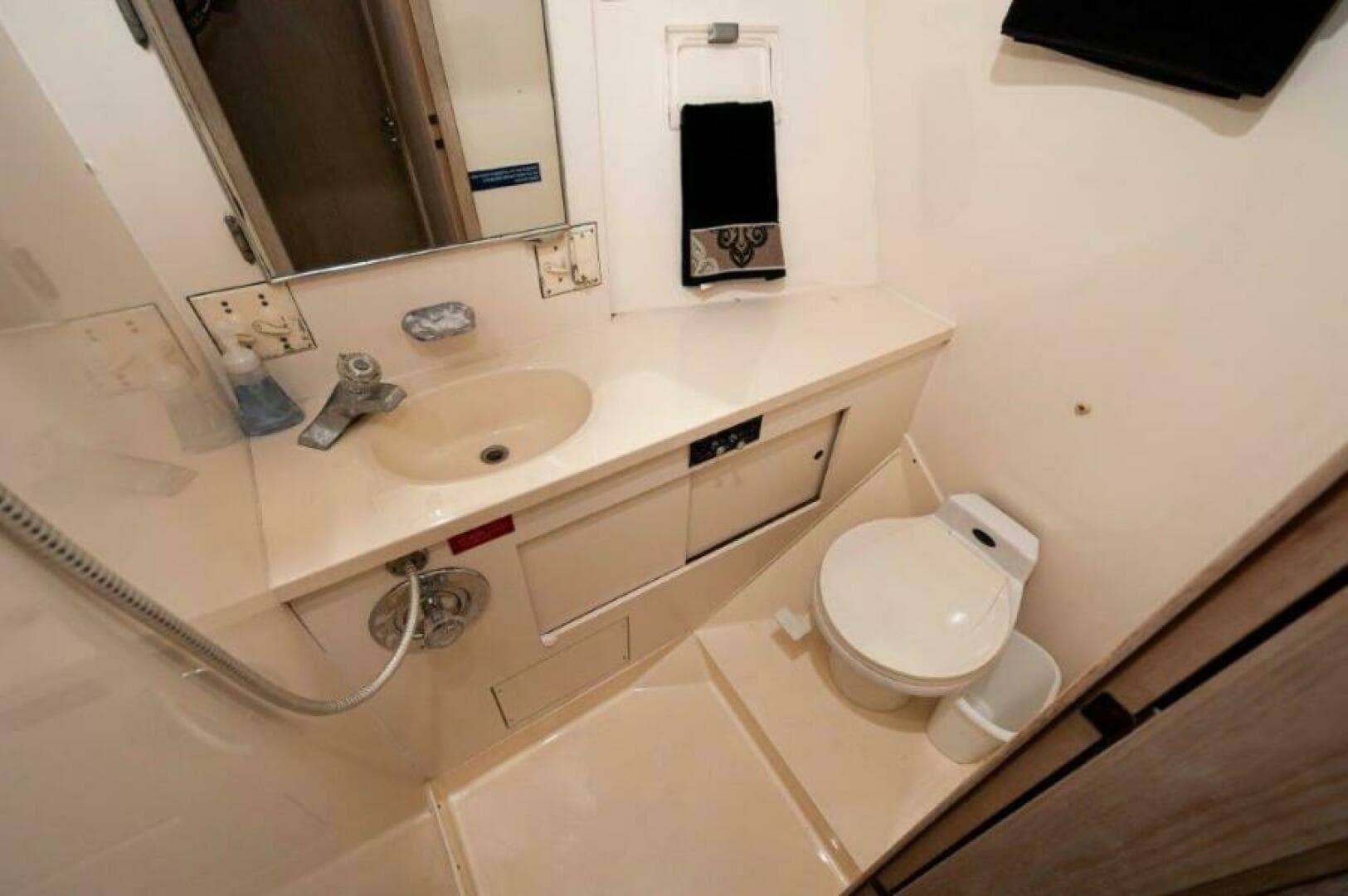 1991 Hatteras 45 Convertible — photo 12