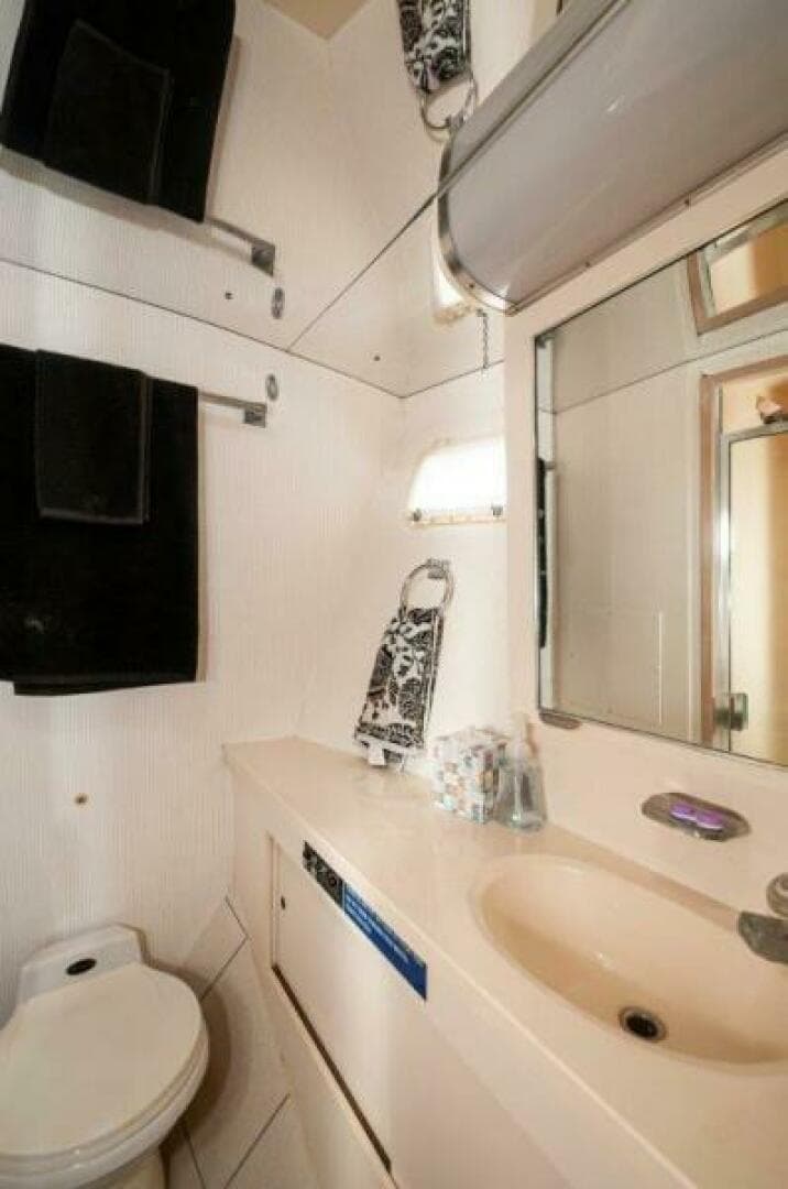 1991 Hatteras 45 Convertible — photo 9